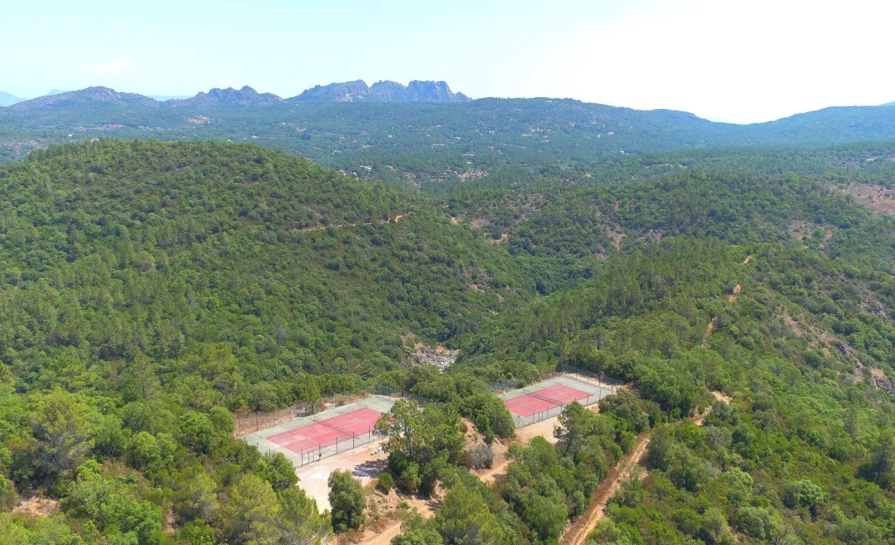 tennis-vue-rocher-roquebrune.jpg